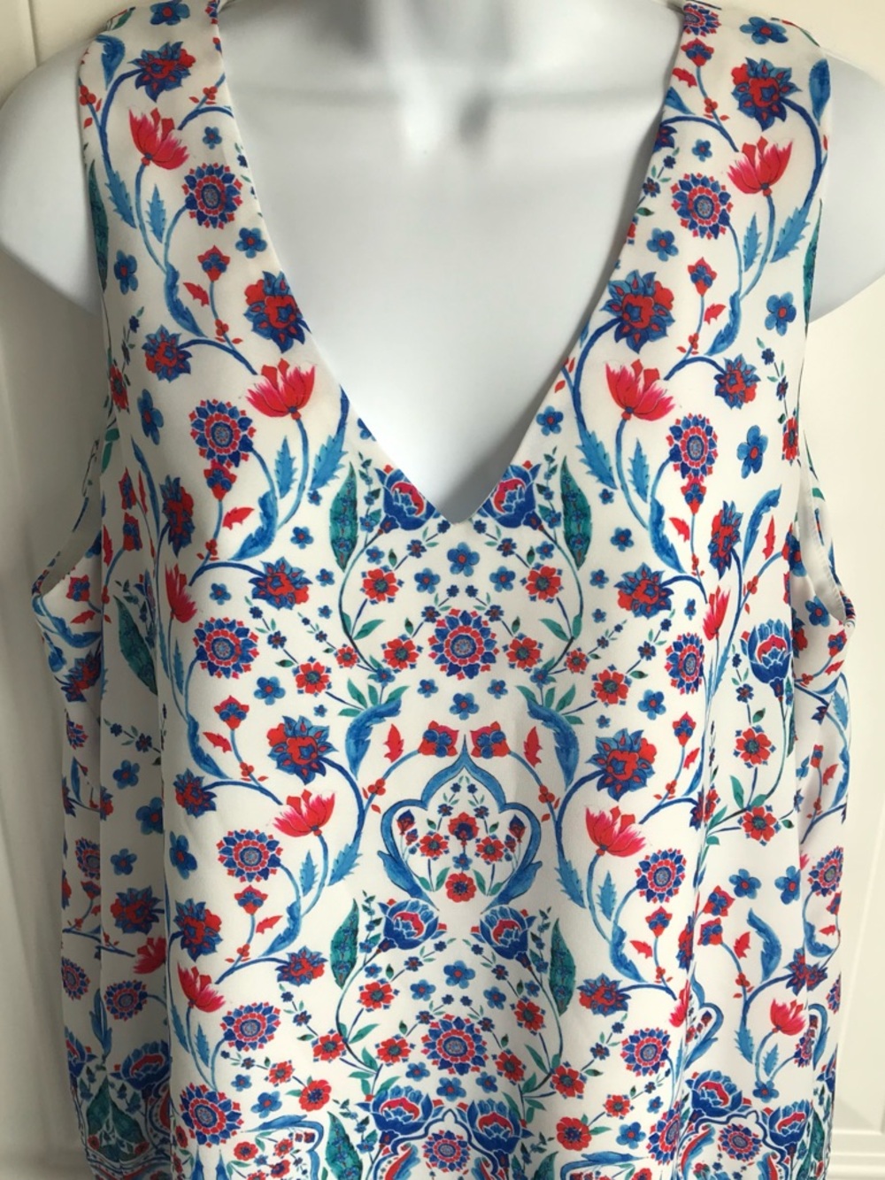 🔴 4/$15 Adrienne Vittadini Women’s L White Red Blue Floral V-Neck Tank Top EUC - Picture 4 of 14